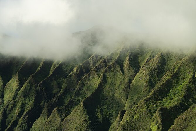 18 Minutes SHARED Helicopter Tour in Honolulu - Pilot commentary and staff service