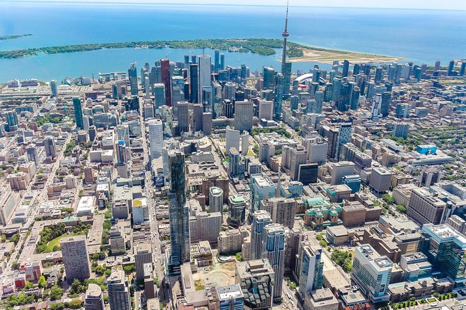 20 km Helicopter Tour over Toronto - Eight minutes above Toronto