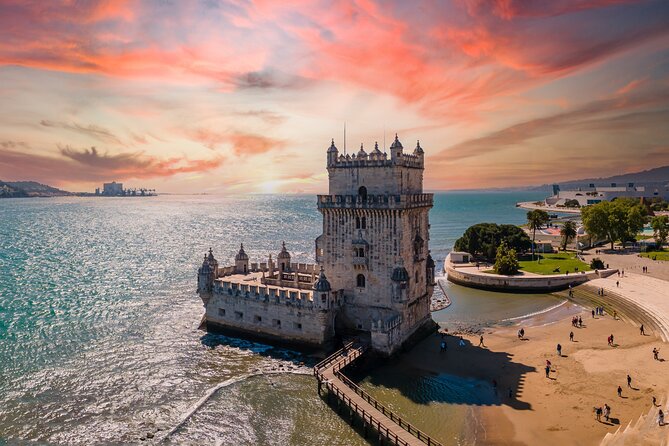 360º Lisbon: Helicopter Flight, Boat Trip and Old Town Walking - Praça do Comércio opens the route to the river