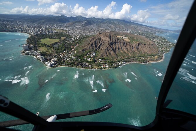 60 Minutes SHARED Helicopter Tour in Honolulu - The southeast coast: Hanauma Bay, blow hole, and Makapuʻu