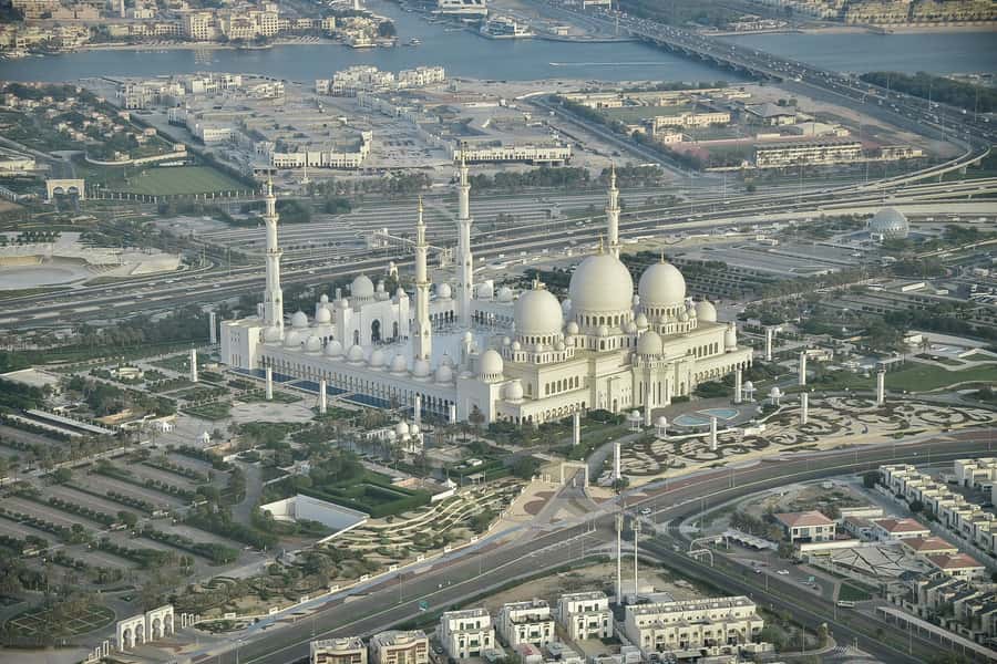 Abu Dhabi: Shared Helicopter Tour - Crossing the Corniche and spotting Abu Dhabi’s grandest buildings