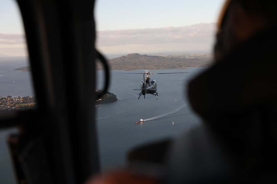 Auckland: 20min Helicopter scenic flight - City & Volcanoes - Cornwall Park, Auckland Museum, and the Sky Tower