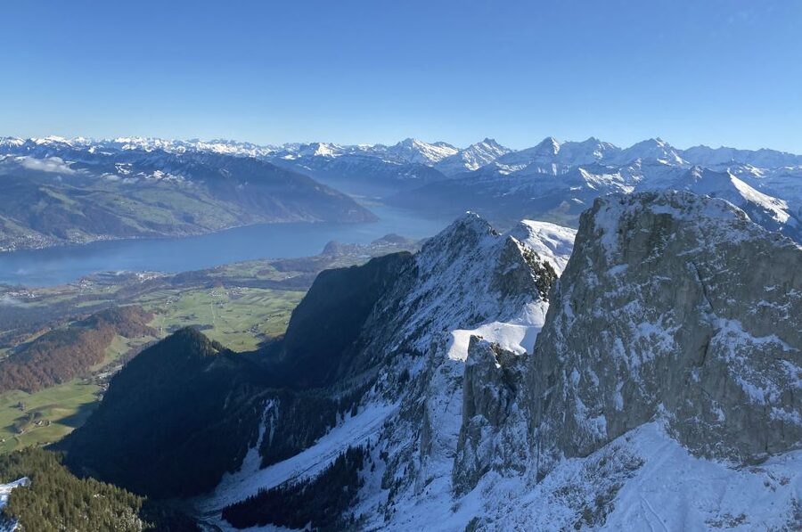 Bern: Mountain & Lake Helicopter Flight for 2 or 3 People - The 26-minute route over Lake Thun