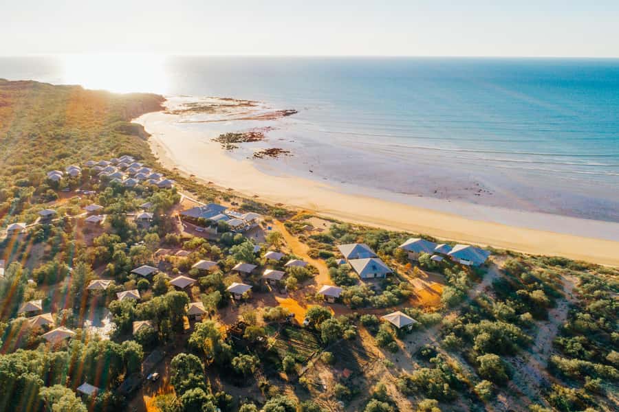 Broome: Edgar Ranges, Eco Beach & Lunch Helicopter tour - The coastal flight back to Broome