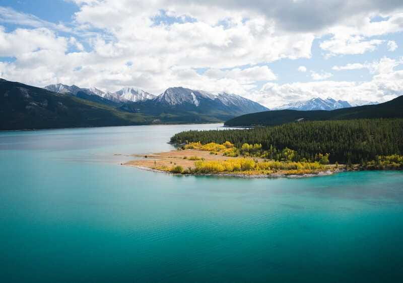 Canadian Rockies: Helicopter Flight with Exploration Hike - Returning over Abraham Lake