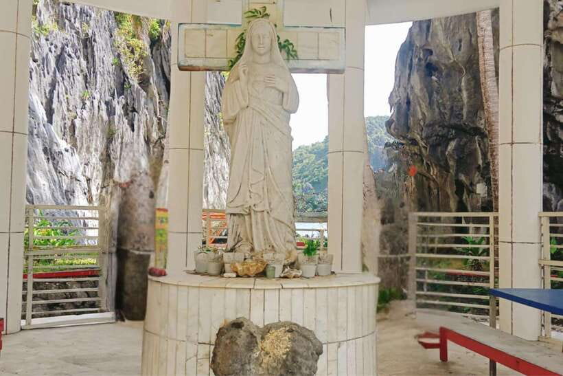 El Nido: Tour C to Hidden Beach, Helicopter Island & More - Hidden Beach offers a calmer water stop