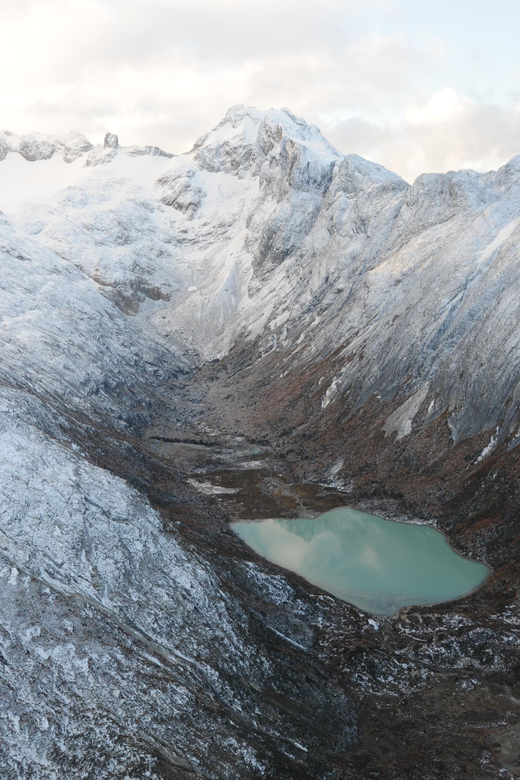 Emerald Lagoon Helicopter seeing - Mountain glaciers and the approach to Emerald Lagoon