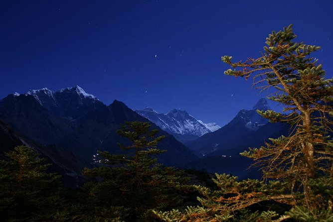 Everest Helicopter Tour with Breakfast in Hotel Everest View - Flying over Nepal’s hills and valleys