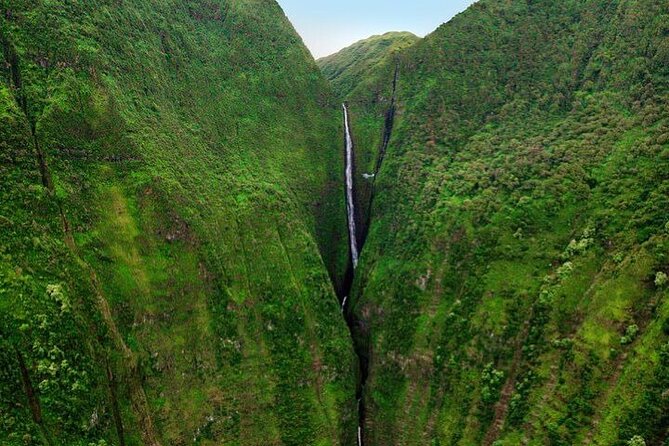 First Class Maui & Molokai Helicopter Tour with Landing - Iao Valley and Mauna Kahālāwai
