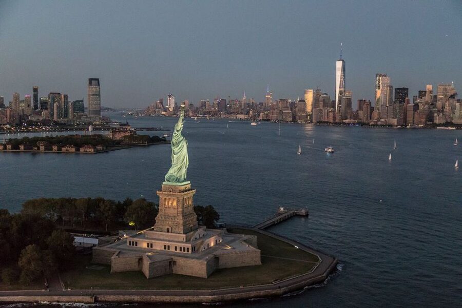 From Westchester: NYC Private Helicopter Tour for Couples - What the $950 price really buys