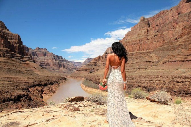 Grand Canyon Helicopter Wedding - The flight over Lake Mead and Hoover Dam