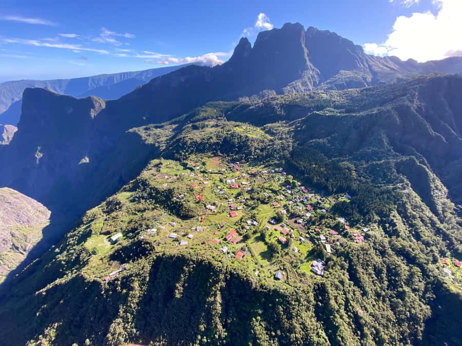 Helicopter flight from St Pierre over Réunion's 3 cirques - Why an aerial tour makes sense on Réunion