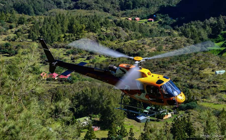 Helicopter flight from St Pierre over Réunion's 3 cirques - Cilaos, ravines, and Piton des Neiges