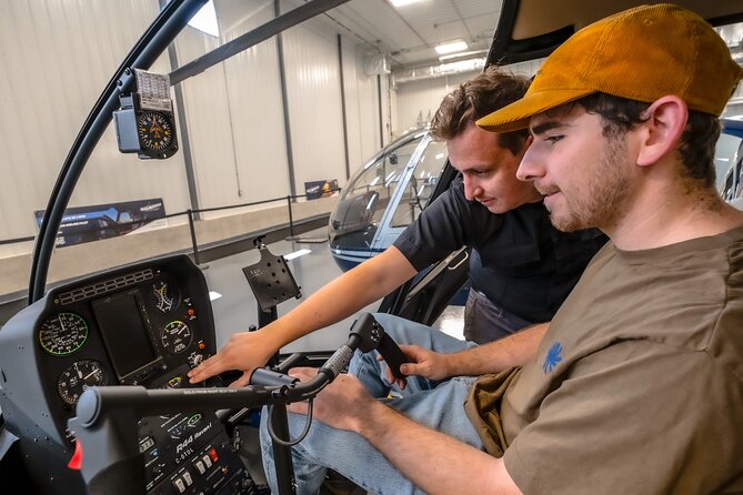 Introduction to helicopter piloting in Gatineau-Ottawa - The safety briefing is part of the value