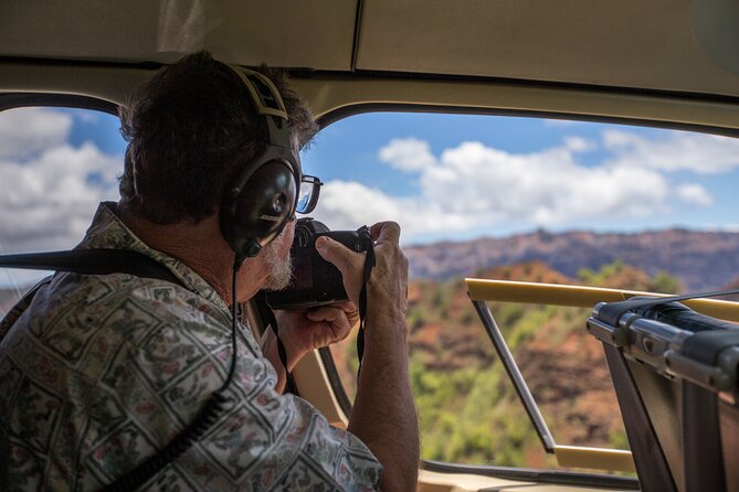 Kauai Deluxe Waterfall Safari: Helicopter Tour - What the pilot adds to the flight