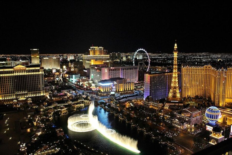 Las Vegas: Night Helicopter Flight over Las Vegas Strip - How the narration affects the experience