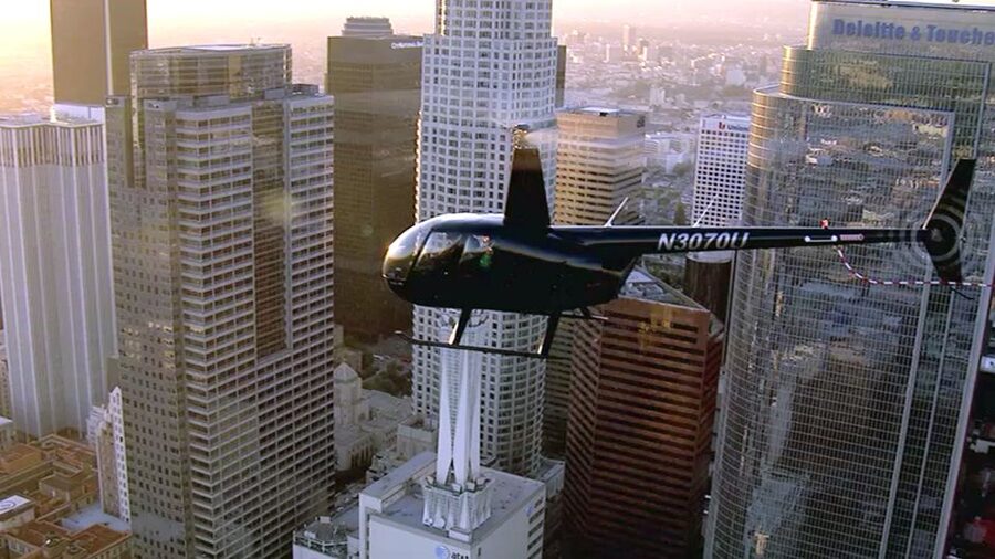 Los Angeles: Downtown Landing Helicopter Tour - From Burbank to the Pacific coast