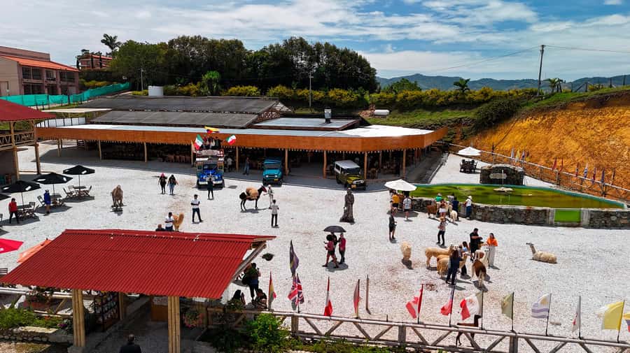 Medellín: Guatapé Private Tour with Helicopter & Boat Ride - Walking Guatapé’s painted streets