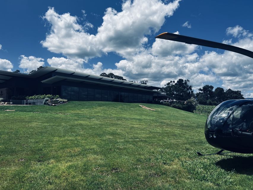 Melbourne: Private Yarra Valley Winery Lunch by Helicopter - Landing at Balgownie Estate