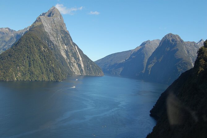 Milford Sound Helicopter Flight and Cruise from Queenstown - What the pilot-guide adds to the day
