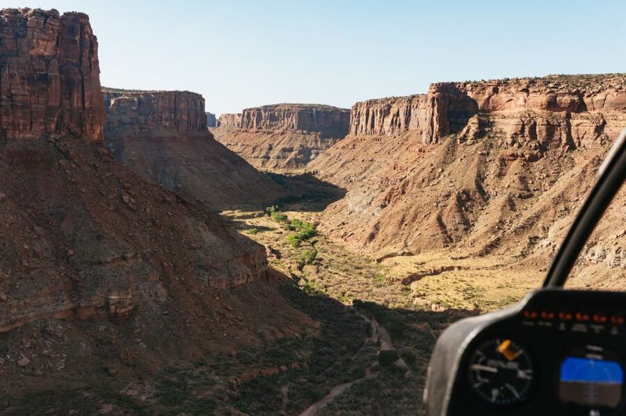 Moab: Backcountry Arches Helicopter Tour - Corona Arch, Jeep Arch, and Uranium Arch on the return