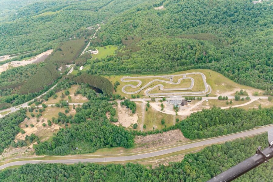 Mont Tremblant: Helicopter Tour with Optional Stopover - Pilots, equipment, and the private cabin