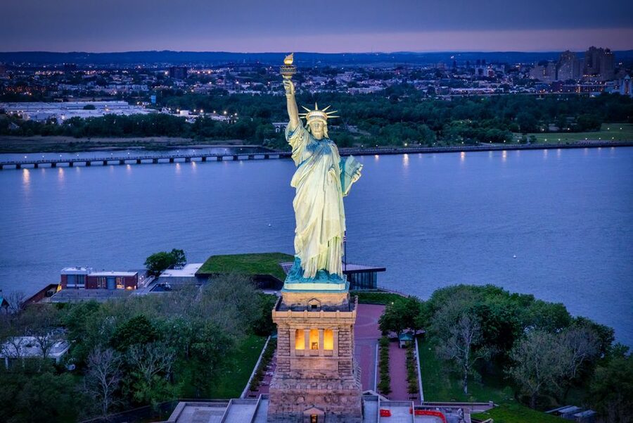 New York City: Romantic Helicopter Proposal - Choosing sunset or night over New York City