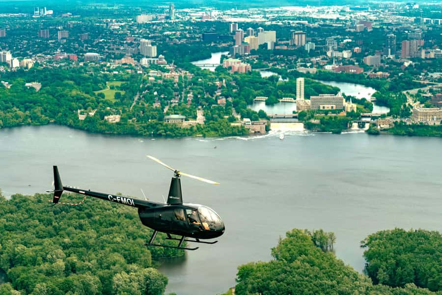 Ottawa: Panoramic helicopter flight (Gatineau Park + downtown) - Taking off from the Canada Aviation and Space Museum