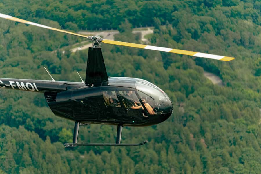 Ottawa: Panoramic helicopter flight (Gatineau Park + downtown) - What you see over downtown Ottawa