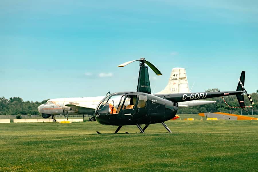 Ottawa: Panoramic helicopter flight (Gatineau Park + downtown) - The 30-minute flight over Gatineau Park