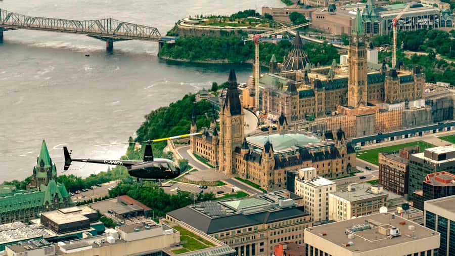 Ottawa: Panoramic helicopter flight (Gatineau Park + downtown) - Why the Ottawa River and Gatineau Park matter