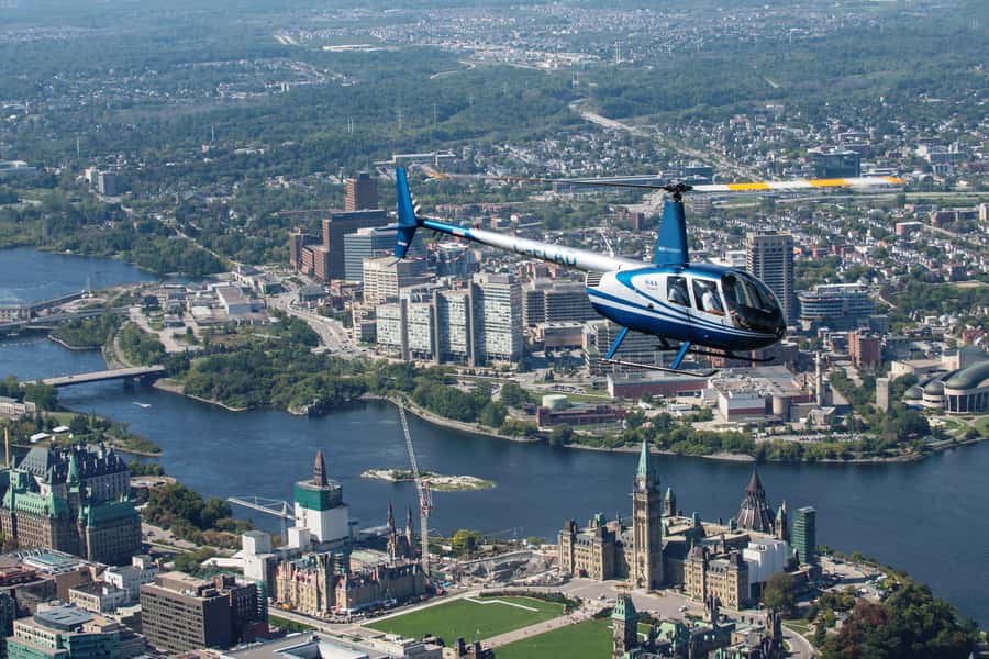 Ottawa: Panoramic helicopter flight (Gatineau Park + downtown) - The Robinson R44 and the view from its curved windows