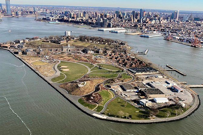 The Big Apple Helicopter Tour of New York City - Taking off from the East River